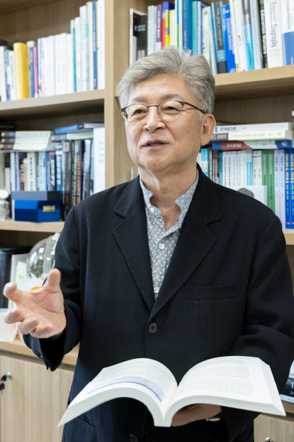 한국경제학회 회장을 맡고 있는 강성진 고려대 경제학 교수가 ‘신동아’와 인터뷰하고 있다. 조영철 기자