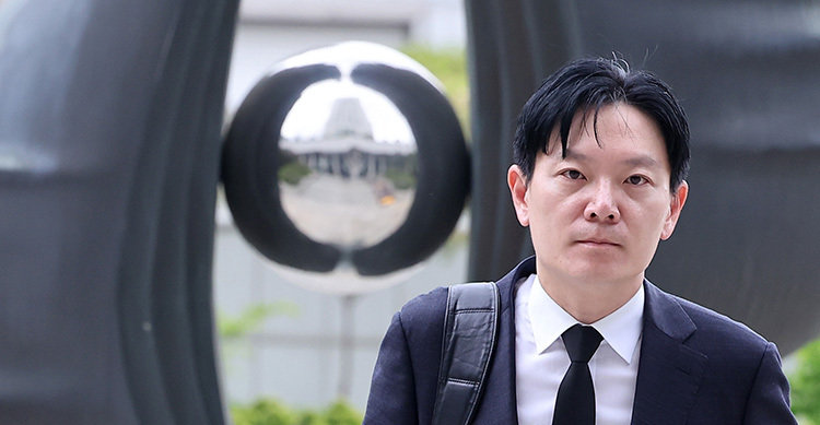 쌍방울 대북송금 사건 수사 과정에서 '연어 술파티 진술 회유 의혹'을 받는 박상용 인천지검 부부장검사가 5월 11일 서울 서초구 대검찰청에서 열리는 감찰위원회에 출석을 자청하며 민원실로 향하고 있다. 뉴스1