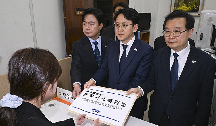 천준호 더불어민주당 의원(가운데)과 국정조사특위 위원들이 4월 30일 서울 여의도 국회 의안과에 ‘윤석열 정치검찰 조작기소 진상규명 특검법’을 제출하고 있다. 뉴스1