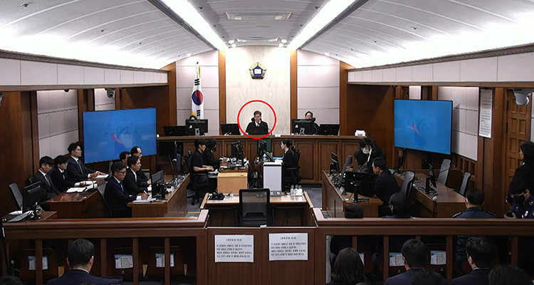 윤석열 전 대통령의 부인 김건희 여사의 도이치모터스 주가조작, 통일교 금품 수수 등 혐의 사건 항소심 재판장을 맡았던 신종오 서울고법 부장판사가 5월 6일 서울 서초구 법원 청사에서 숨진 채 발견됐다. 사진은 해당 재판 당시 모습. 채널A 뉴스 갈무리