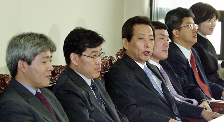 2002년 3월 25일 ‘이용호 게이트’ 특별검사팀이 수사를 마무리하면서 수사 결과를 발표하고 있다. 왼쪽부터 임채균 법무사(특별수사관), 이상수(특검보), 차정일(특검), 김원중(특검보), 이창현(특별수사관), 이영희 변호사(특별수사관). 동아DB