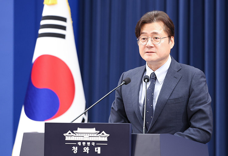 5월 4일 청와대 춘추관에서 진행된 ‘조작기소 특검법’ 관련 현안 브리핑에서 홍익표 정무수석은 이재명 대통령이 “구체적 시기나 절차는 여당인 민주당이 국민적 의견 수렴과 숙의 과정을 거쳐서 판단해 달라”고 말했다고 전했다. 뉴스1