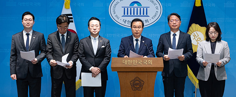 민주당 ‘윤석열 정권 조작기소 진상규명 및 공소취소를 위한 국정조사 추진위원회’ 위원들이 3월 15일 서울 여의도 국회 소통관에서 기자회견을 하고 있다. 왼쪽부터 김동아, 이용우, 박성준, 이건태, 김승원, 이주희 의원. 뉴스1