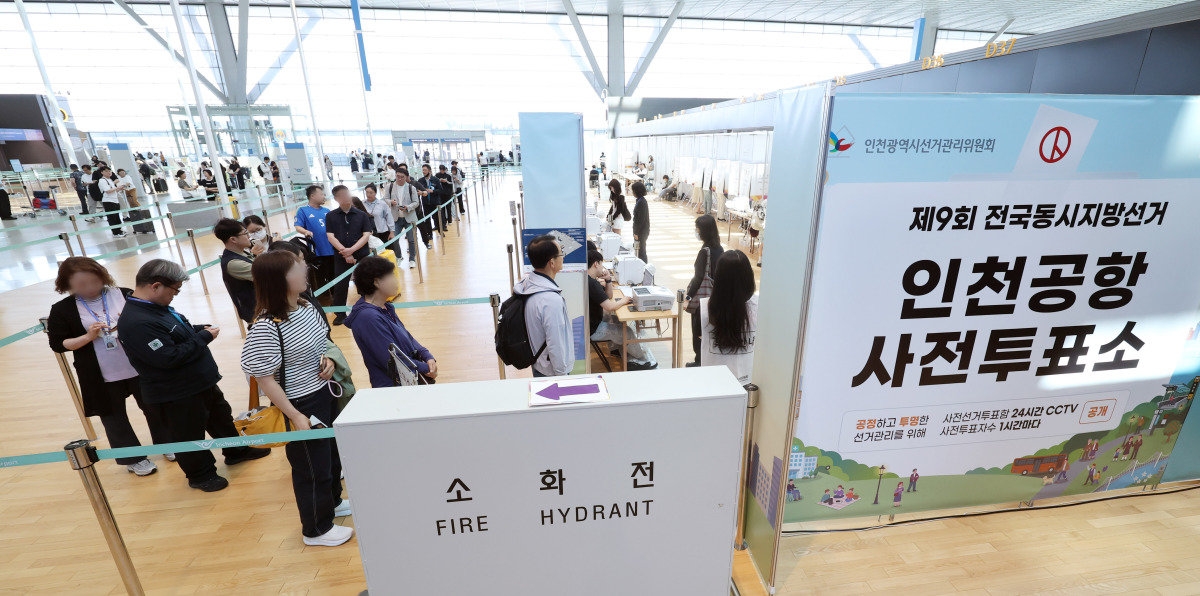 제9회 전국동시지방선거 사전투표 첫날인 29일 인천국제공항 제2터미널에서 시민들이 투표를 위해 줄 서 있다. 뉴시스