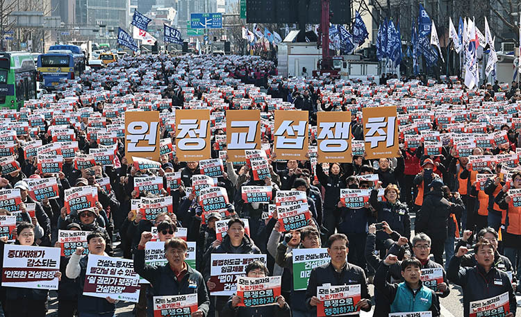 노란봉투법 시행 첫 날인 3월 10일 민주노총이 서울 종로구 세종로에서 진행한 투쟁 선포대회에서 조합원들이 손팻말을 들고 구호를 외치고 있다. 동아DB