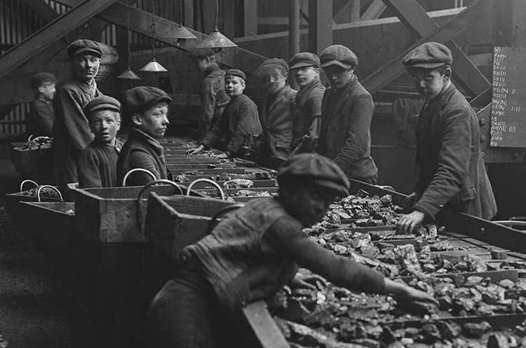 1910년 12월 영국 웨일스 남부 바르고드의 한 탄광에서 석탄을 세척하는 소년들. Getty Images