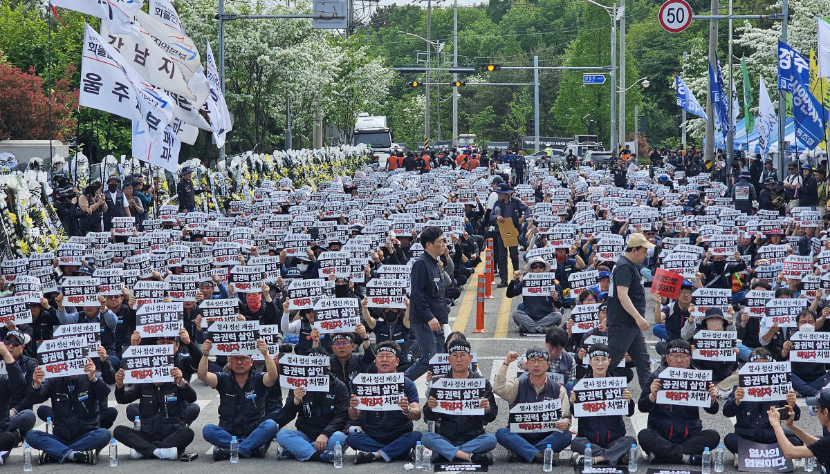 민주노총 조합원들이 4월 28일 화물연대가 집회 중인 경남 CU 진주물류센터 앞에서 대규모 집회를 열고 구호를 외치고 있다. 이날 ‘영호남권 결의대회’는 조합원 1000여 명이 참여해 사망한 조합원 헌화와 애도, 사고 책임 규명, BGF리테일의 파업 사태 해결을 위한 성실 교섭 등을 촉구했다. 뉴스1
