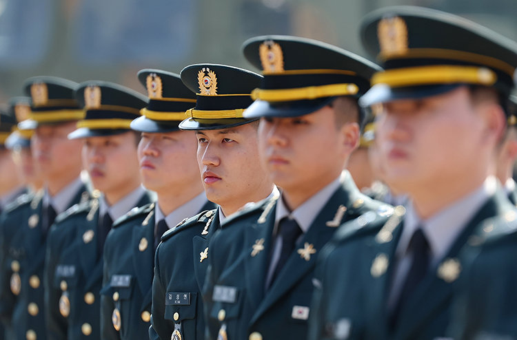 2월 20일 충남 계룡대 대연병장에서 열린 육·해·공군사관학교 통합임관식에서 신임 장교들이 이재명 대통령의 축사를 경청하고 있다. 뉴스1