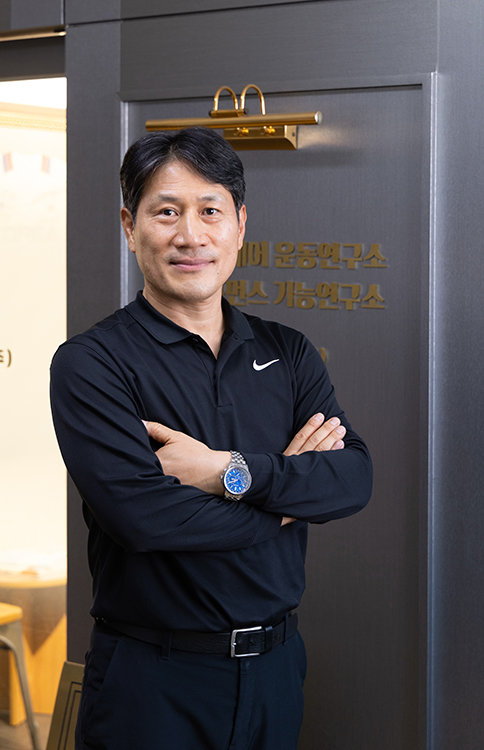 스포츠의학 박사이자 트레이너로 활동하는 김병곤 케이헬스케어연구소 대표는 “‘오늘은 현관문 밖으로 나가서 5분만 걷고 오자’는 식으로 목표를 아주 만만하게 잡아야 운동을 습관으로 만들 수 있다”고 조언했다. 이상윤 객원기자