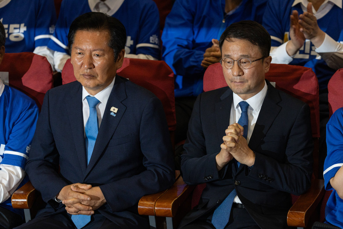 정청래 더불어민주당 대표와 한병도 원내대표가 3일 서울 여의도 국회 의원회관에 마련된 제9회 전국동시지방선거 및 국회의원 재보궐 선거 개표종합상황실에서 출구조사 결과를 지켜보고 있다. 사진공동취재