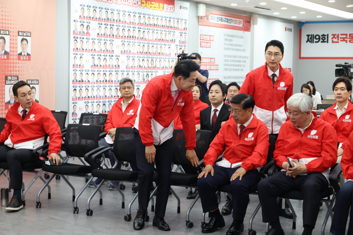 장동혁 국민의힘 대표가 3일 오후 서울 여의도 중앙당사에서 6·3지방선거와 재보궐선거 출구조사 결과 방송을 확인 후 자리에서 떠나고 있다. 뉴시스