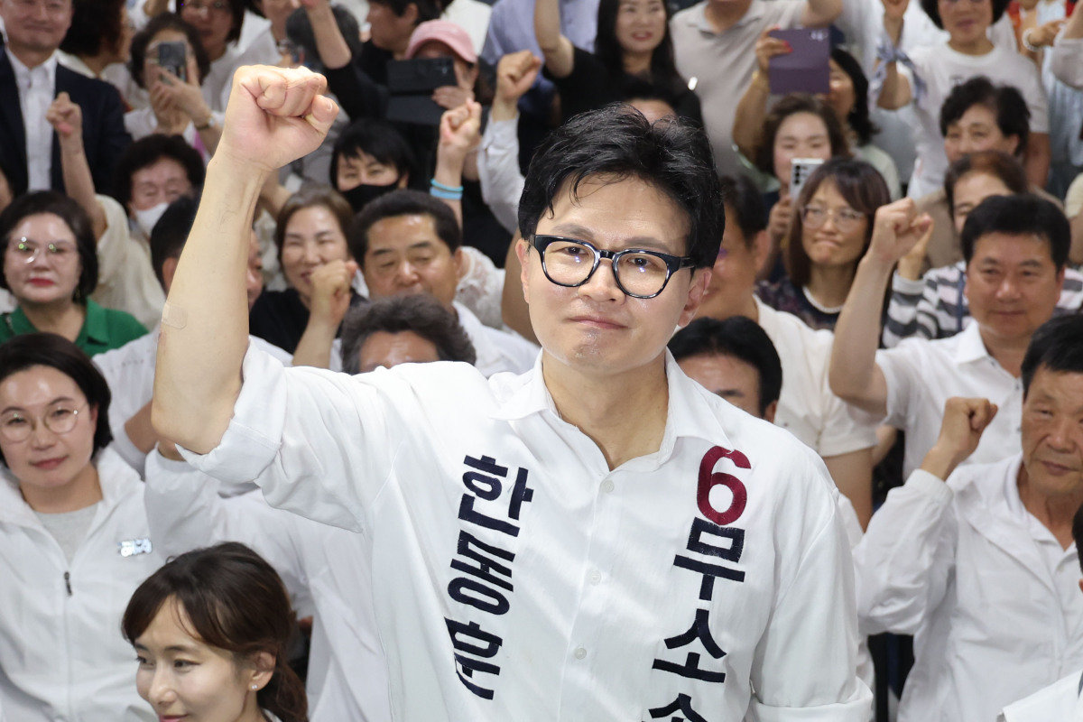 한동훈 무소속 부산 북구 갑 국회의원 후보가 4일 부산 북구 자신의 선거사무소에서 당선이 확실시되자 주먹을 쥐고 있다. 뉴시스