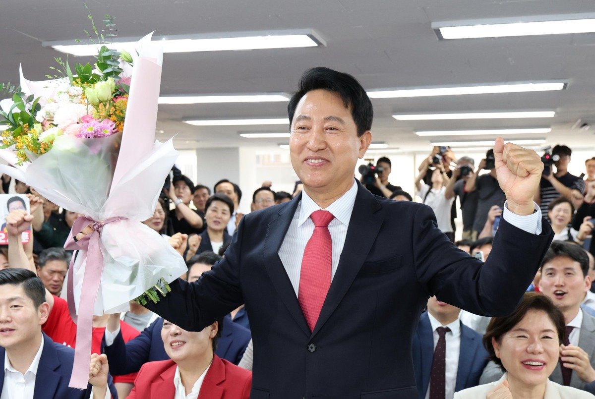 서울시장 당선이 확실시된 오세훈 국민의힘 후보가 4일 오전 서울 종로구 선거사무실에서 꽃다발을 들고 자세를 취하고 있다. 뉴시스