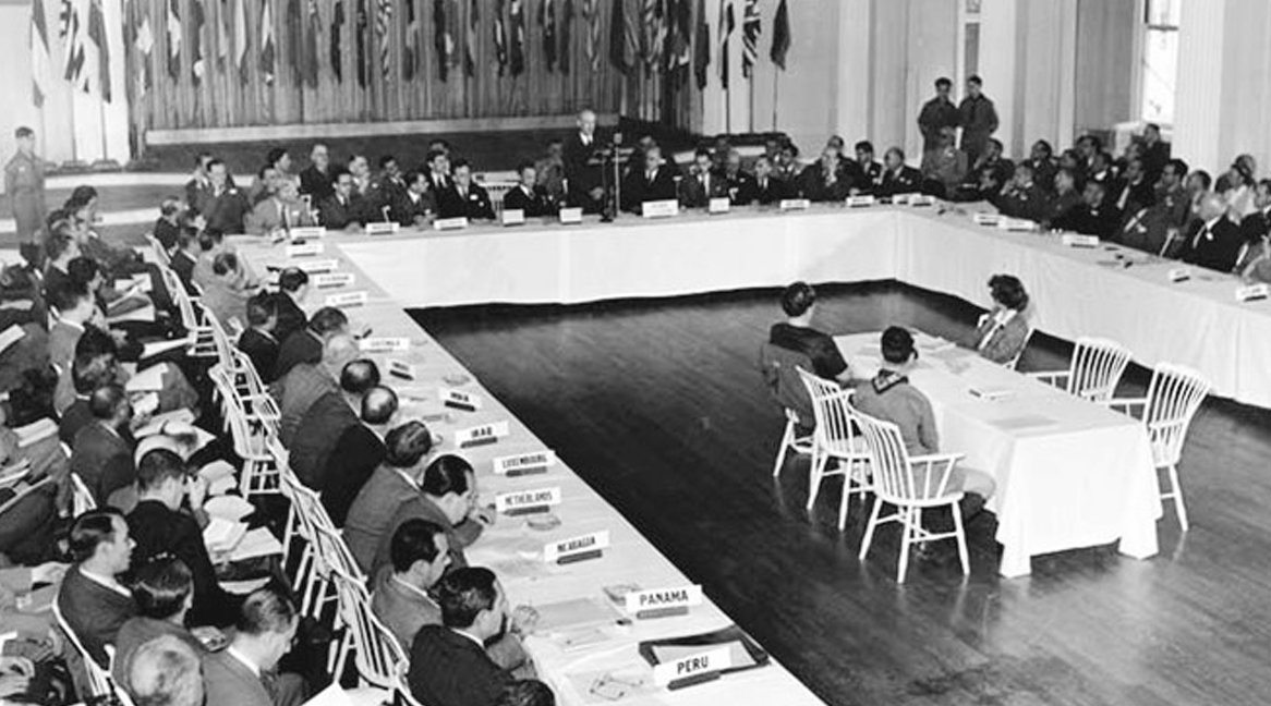 1944년 7월, 44개국 대표단이 미국 뉴햄프셔주 브레턴우즈에 모여 새로운 국제통화체제를 수립했다. 회의 참가국 대표단은 국제통화기금(IMF)과 후일 세계은행 그룹이 된 기구의 설립에 합의했다.federalreservehistory.org
