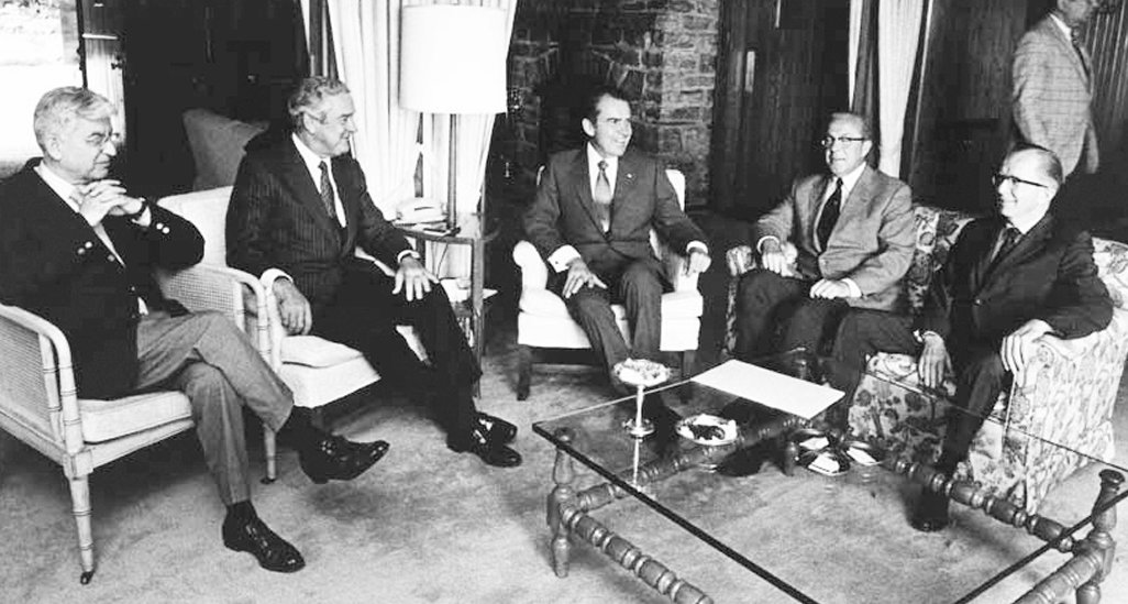 1971년 8월, 인플레이션으로 금 대량 인출 사태가 발생하자 리처드 닉슨 대통령은 달러의 금 태환을 종료하고 임금 및 가격 통제를 단행했고, 이는 브레턴우즈 체제의 종말로 이어졌다. 닉슨 대통령(가운데)이 미국 메릴랜드주 캠프 데이비드에서 경제정책 자문단과 함께한 모습. 리처드 닉슨 도서관