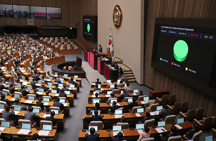 2024년 8월 28일 오후 서울 여의도 국회에서 열린 제417회 국회(임시회) 제2차 본회의에서 전세사기 특별법(전세사기피해자 지원 및 주거안정에 관한 특별법 일부개정법률안)이 통과되고 있다. 동아DB