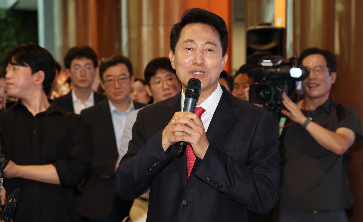오세훈 서울시장 당선인이 6월 4일 서울시청 로비에서 직원들에게 감사 인사를 하고 있다. 뉴스1