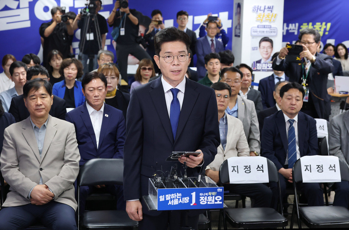 정원오 더불어민주당 서울시장 후보가 4일 오전 서울 중구 세종대로 캠프에서 제9회 전국동시지방선거 결과에 따른 입장을 밝히고 있다. 공동취재