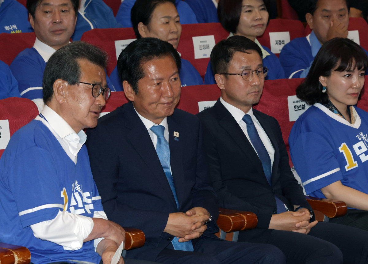 더불어민주당 정청래 대표(왼쪽 두 번째)와 한병도 원내대표(오른쪽 두 번째) 등 지도부들이 6월 3일 오후 국회 의원회관에 마련한 개표상황실에서 방송을 시청하고 있다. 동아DB