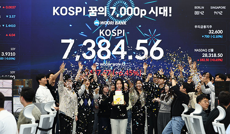 코스피가 7384.56으로 사상 최고치 마감을 기록한 5월 6일 오후, 서울 중구 우리은행 딜링룸에서 직원들이 축하 세리머니를 하고 있다. 뉴시스
