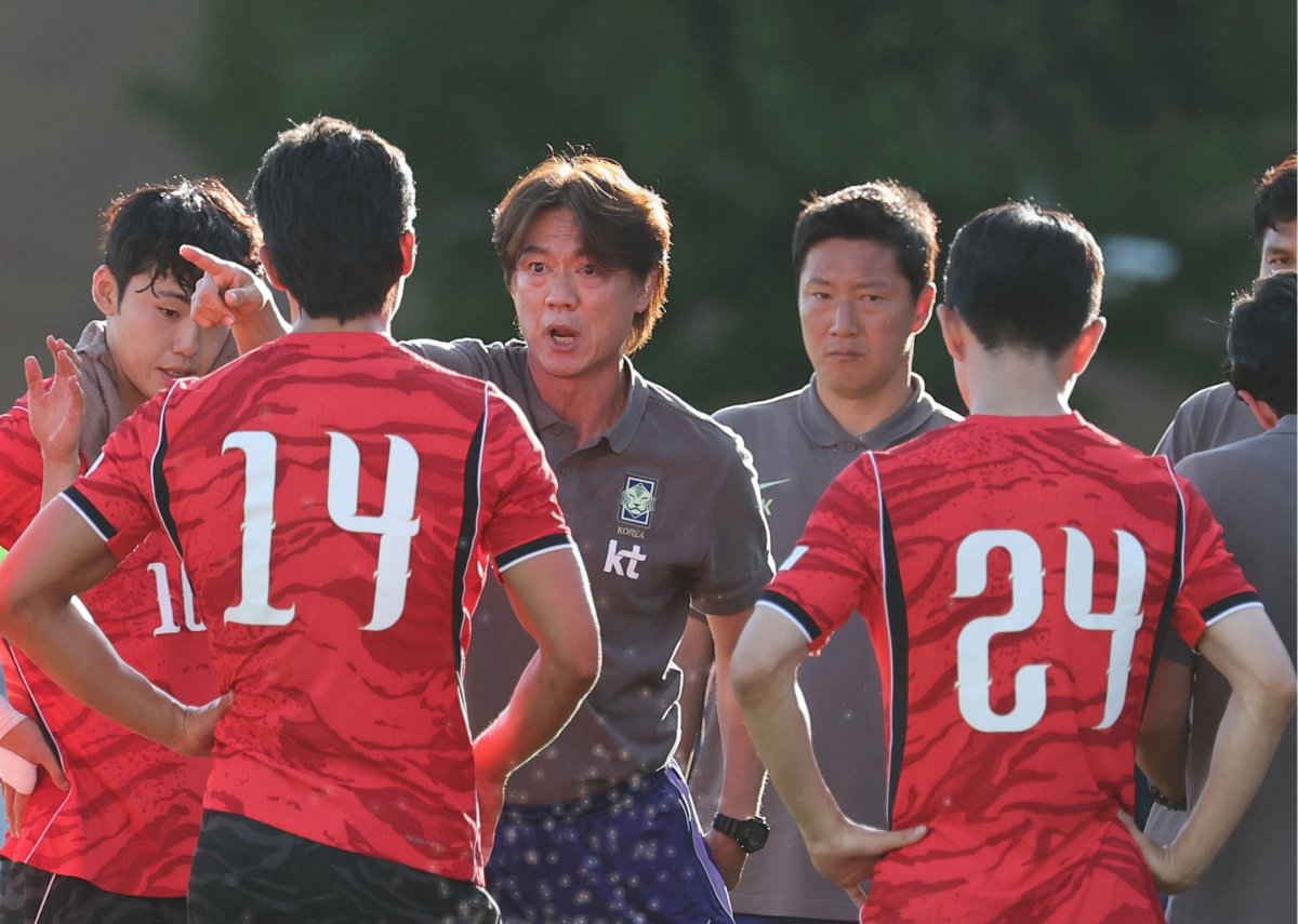 홍명보 대한민국 축구대표팀 감독이 6월 3일(현지 시간) 미국 유타주 솔트레이크시티에서 2026 북중미 월드컵을 앞두고 열린 대한민국과 엘살바도르의 평가전 전반에서 작전을 지시하고 있다. 뉴스1
