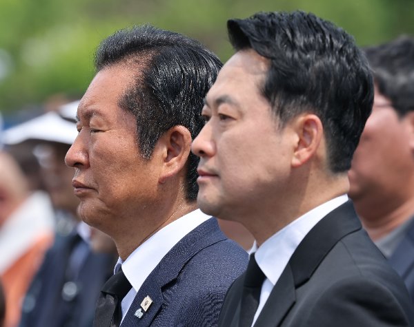 정청래 더불어민주당 대표(왼쪽)와 장동혁 국민의힘 대표가 6월 6일 서울 동작구 국립서울현충원에서 열린 현충일 추념식에 참석해 있다. 뉴스1