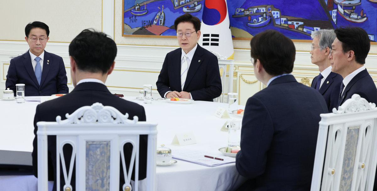 6월 8일 이재명 대통령과 4부 요인이 6·3지방선거 투표 과정에서 발생한 투표용지 부족 사태에 대해 논의하고 있다. 뉴스1