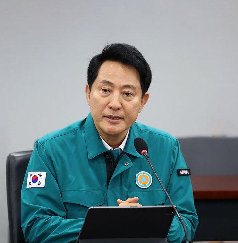 5선에 성공해 시장 직무에 복귀한 오세훈 서울시장이 6월 4일 서울시청 기획상황실에서 여름철 대책 특별점검회의를 주재하고 있다. 뉴시스