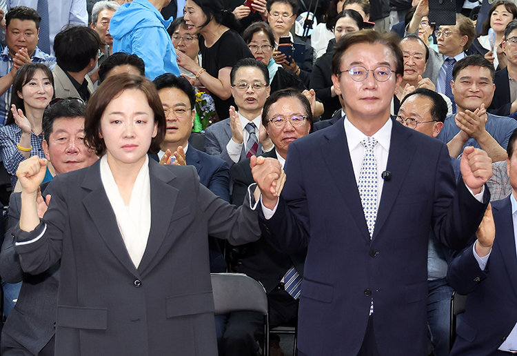 6월 4일 전재수 더불어민주당 부산시장 후보가 부산 부산진구 선거사무소에서 아내와 손을 맞잡고 지지자들에게 인사하고 있다. 뉴시스