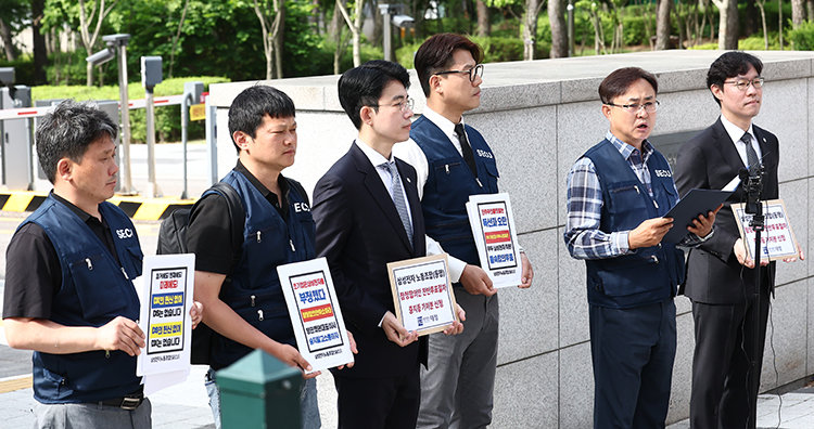 삼성전자 비반도체, DX 부문 직원 중심으로 구성된 삼성전자 노동조합 동행의 조합원들이 5월 26일 수원지방법원에서 2026년 임금협상 잠정합의안 찬반 투표 중지를 요구하는 가처분 신청 관련 입장을 밝히고 있다. 뉴스1