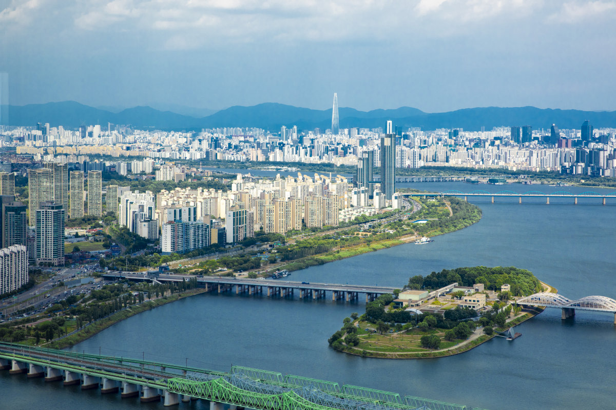 한강 이남에서 바라본 서울 용산구 아파트 단지. 2024년 6월 25일 촬영. 사진 동아DB