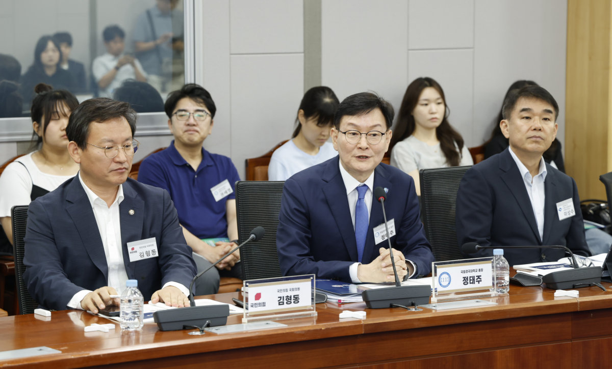 왼쪽부터 김형동 국민의힘 의원, 정태주 국립경국대 총장, 이상수 경북도청 지방시대정책국장. 박해윤 기자