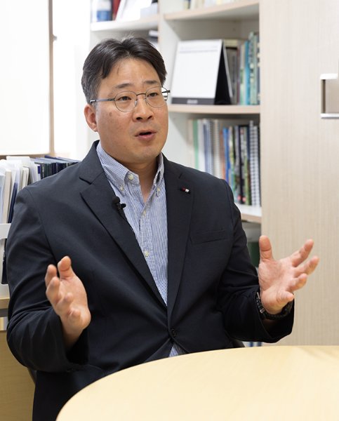 6월 2일 서울 노원구 삼육대 제1과학관 연구실에서 만난 김동건 삼육대 교양교육원 교수 겸 환경생태연구소장이 ‘신동아’와 인터뷰하고 있다. 이상윤 객원기자