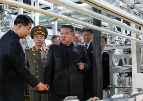김정은 북한 국무위원장이 6월 4일, 전날 새로 조업한 핵물질 생산 공장을 시찰하고 있다. 노동신문