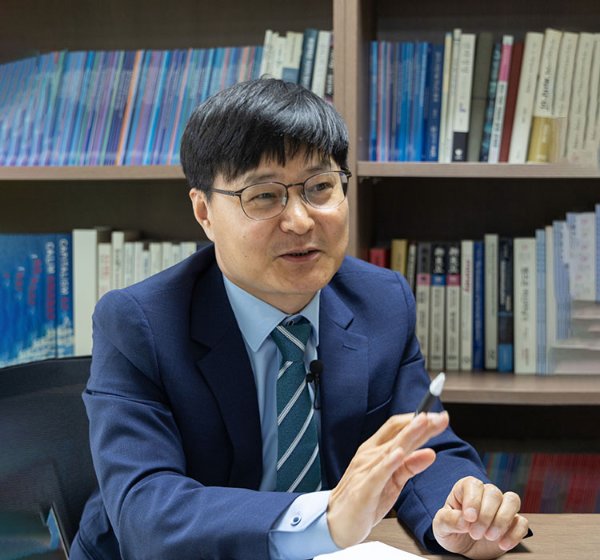 라정주 파이터치연구원장은 “노란봉투법 시행에 따른 많은 문제를 해결하려면 우선 원청의 사용자성 판단 기준을 구체적이고 엄격하게 강화할 필요가 있다”고 강조했다. 이상윤 객원기자