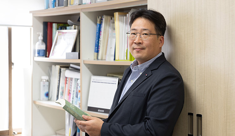 김동건 삼육대 환경생태연구소장이 인터뷰를 마친 뒤 포즈를 취하고 있다. 이상윤 객원기자