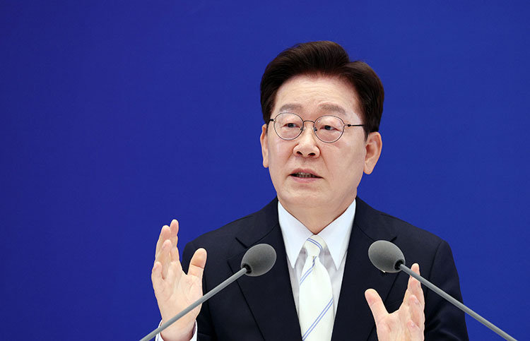 이재명 대통령이 6월 8일 청와대 영빈관에서 열린 취임 1주년 기자회견에서 취재진 질문에 답변하고 있다. 뉴스1