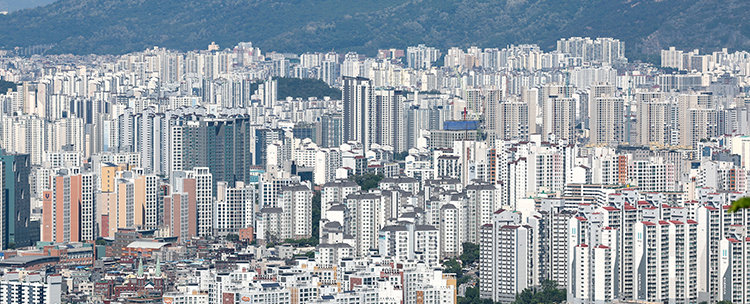 5월 14일 서울 남산에서 바라본 서울 시내 아파트 단지. 뉴스1