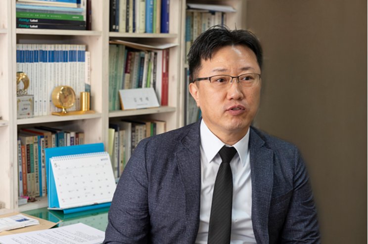 박상신 아주대 교수가 ‘신동아’와 인터뷰 하고 있다. 지호영 기자