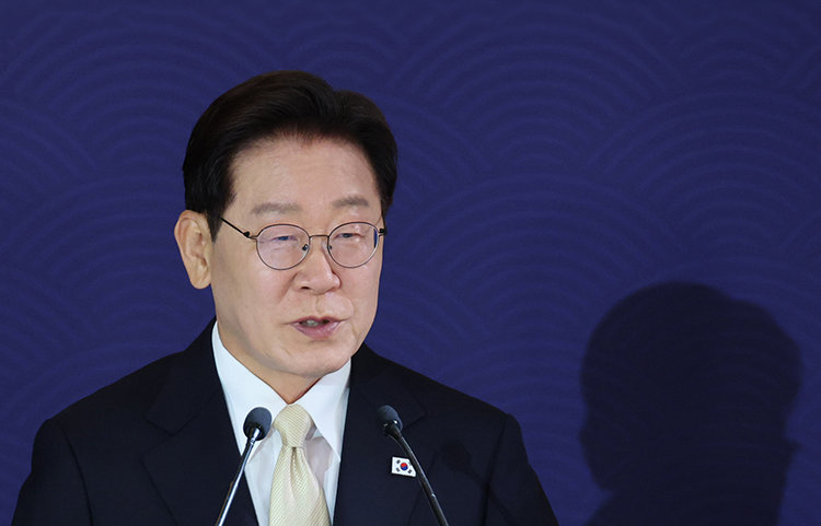 6·3지방선거 이후 10일 발표된 한국사회여론연구소(KSOI) 여론조사에서 이재명 대통령 국정수행 지지도는 50.4%로 직전 조사 대비 9.4%포인트 급락했다. 사진은 6월 9일(현지 시간) 벨기에 브뤼셀 한 호텔에서 열린 동포 만찬 간담회에서 발언하는 이 대통령. 뉴스1