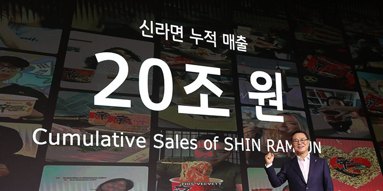5월 13일 서울 중구 롯데호텔 서울에서 열린 농심 신라면 출시 40주년 기자간담회에서 조용철 농심 대표이사 사장이 신라면 누적 매출 20조 원 기록을 소개하고 있다. 조 사장은 “해외시장 공략 속도를 높여 2030년 글로벌 라면 시장 1위로 도약하겠다”는 ‘비전 2030’을 설명했다. 농심