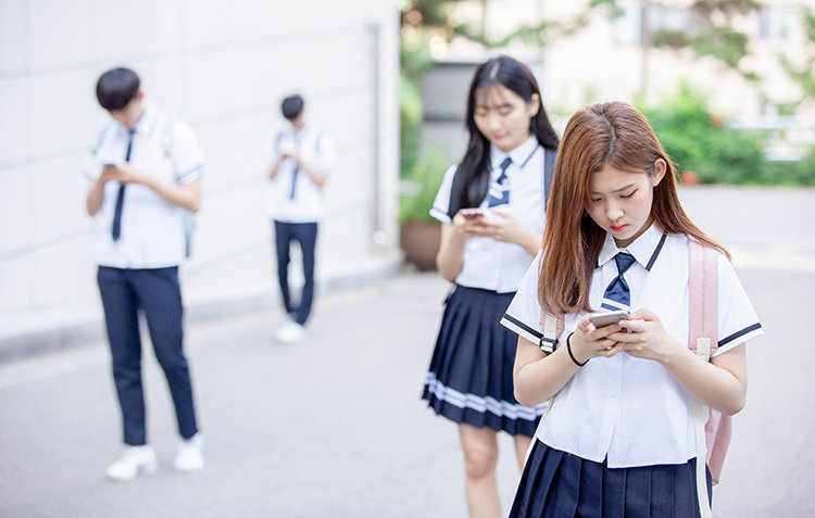 10~19세 한국 청소년의 43.0%가 스스로 스마트폰 사용을 조절하지 못하고 일상에 지장을 받는 ‘과의존위험군’으로 분류된다. Gettyimage