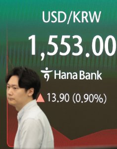 6월 8일 코스피는 개장과 함께 8% 폭락해 8000선이 붕괴되며 서킷 브레이커가 발동됐다. 사진은 서울 중구 하나은행 딜링룸 전광판에 뜬 달러 시황. 뉴스1
