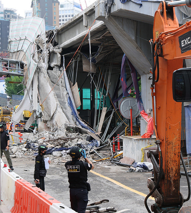 5월 27일 서울 서대문구 서소문 고가차도 붕괴 현장에서 경찰 과학수사대가 감식을 하고 있다. 동아DB