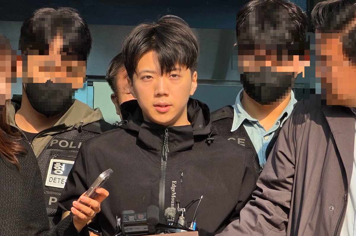 전남광주통합특별시 도심에서 10대 여고생을 강간 목적으로 납치하고 살해한 혐의를 받는 장윤기가 5월 14일 오전 광주 서부경찰서에서 검찰로 송치되고 있다. 뉴스1