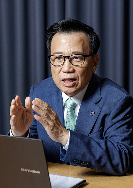 황성진 공군사관학교 총동창회장(예비역 중장)은 공사 33기로 임관해 현역 시절 3045시간의 비행경력을 보유한 베테랑 전투기 조종사로 활약했다. 제3훈련비행단장·공중전투사령관 등 요직을 두루 거친 뒤 제49대 공사교장·공군 참모차장, 공군 작전사령관을 지내고 2020년 11월에 전역했다. 조영철 기자