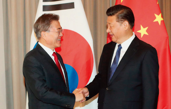 문재인 대통령(왼쪽)과 시진핑 중국 국가주석은 11월 11일 베트남 다낭에서 정상회담을 갖는다.[뉴시스]