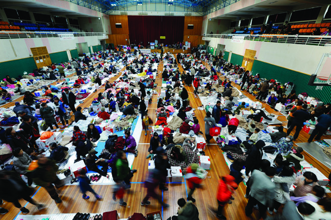 16일 지진 피해로 북구 흥해실내체육관에 대피한 주민들. 