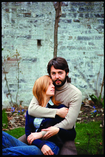 1968년 영국 런던에서 달콤한 시간을 보내던 비틀스 멤버 폴 매카트니와 아내 린다의 모습. [동아DB]