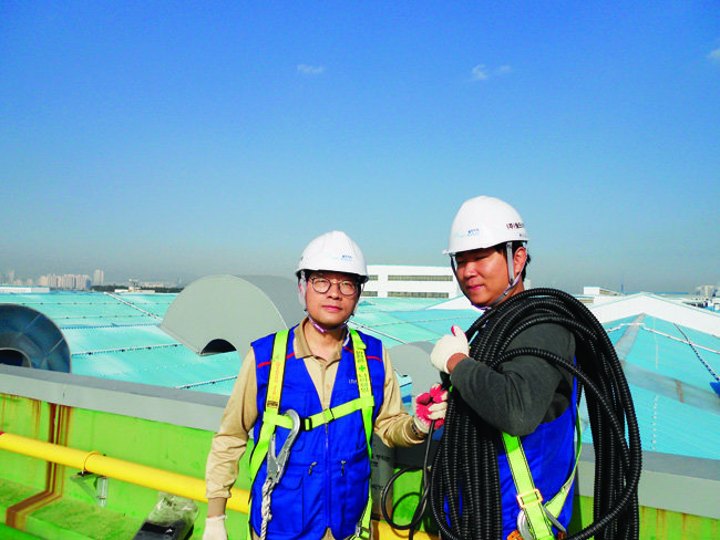 건물 지붕공사 현장을 찾은 김근기 월드비텍 대표(왼쪽). [사진 제공 월드비텍]